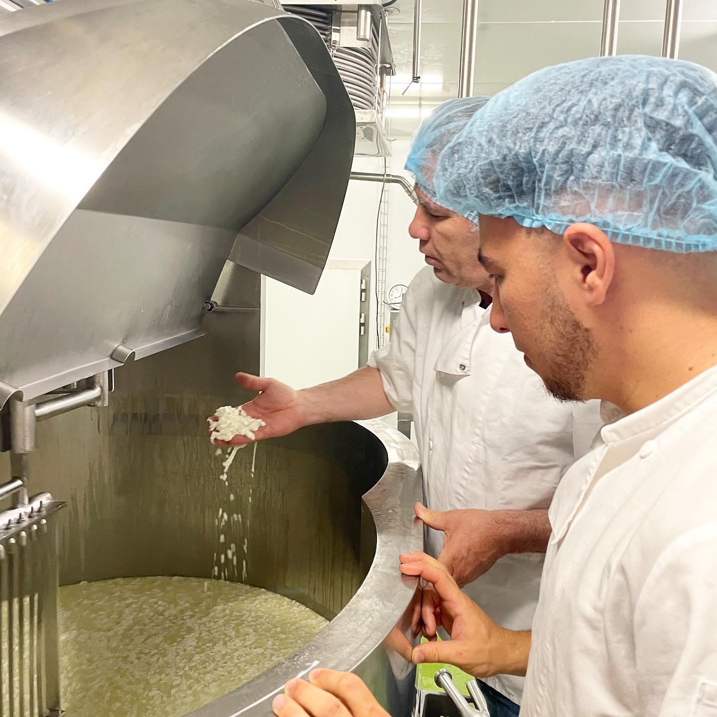 Image de fromger découpant du fromage