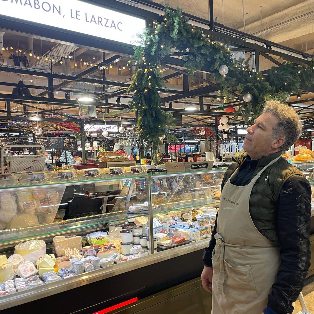 Image de fromger découpant du fromage