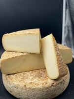 Dentella – Tomme de brebis empilée sur une assiette, montrant sa texture fondante et son affinage de 6 mois.