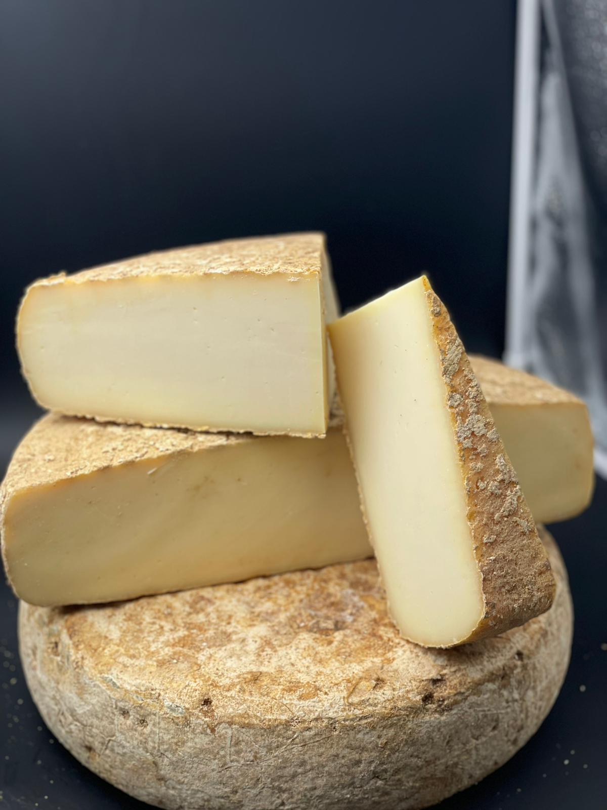 Dentella – Tomme de brebis empilée sur une assiette, montrant sa texture fondante et son affinage de 6 mois.