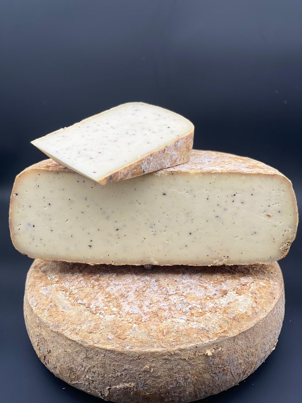 Far Aqui truffe: empilement de fromages Tomme de brebis artisanale à la truffe d'été, tranche de 290g visible, lait de brebis thermisé.